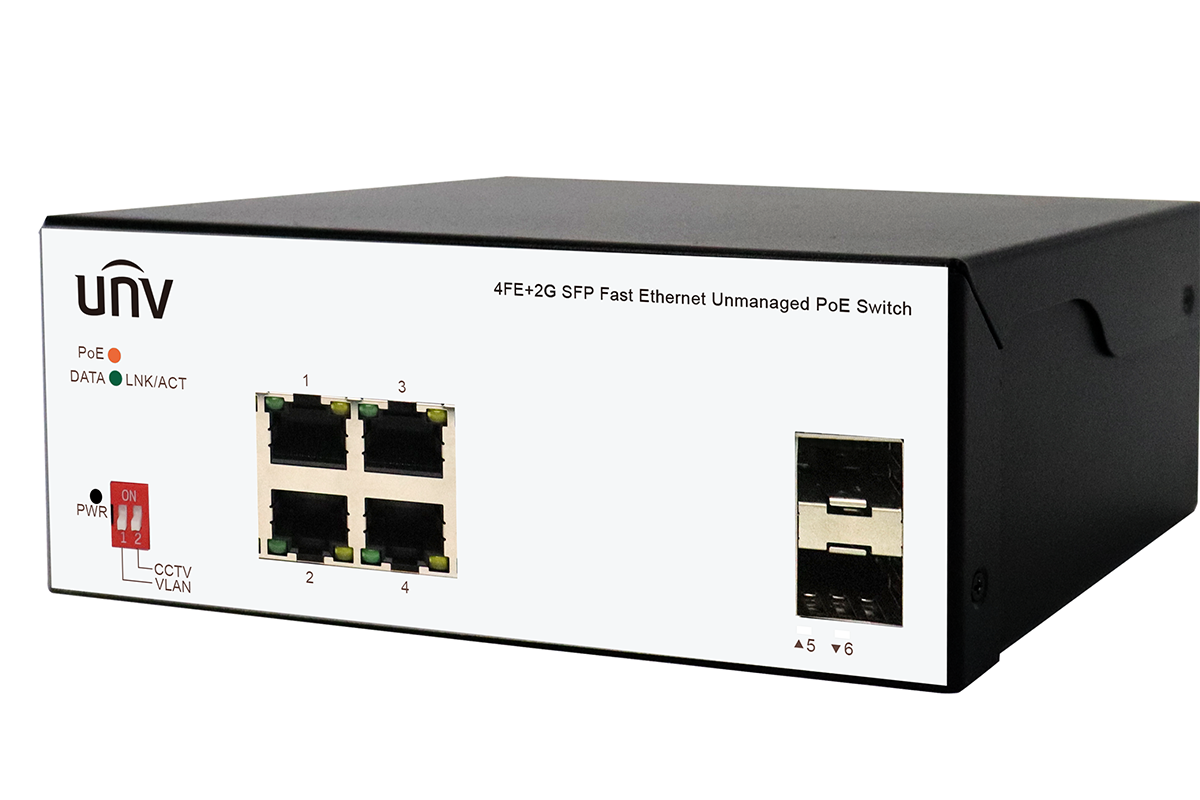 4-port switch with 2 Gigabit PoE ports (with power adapter)